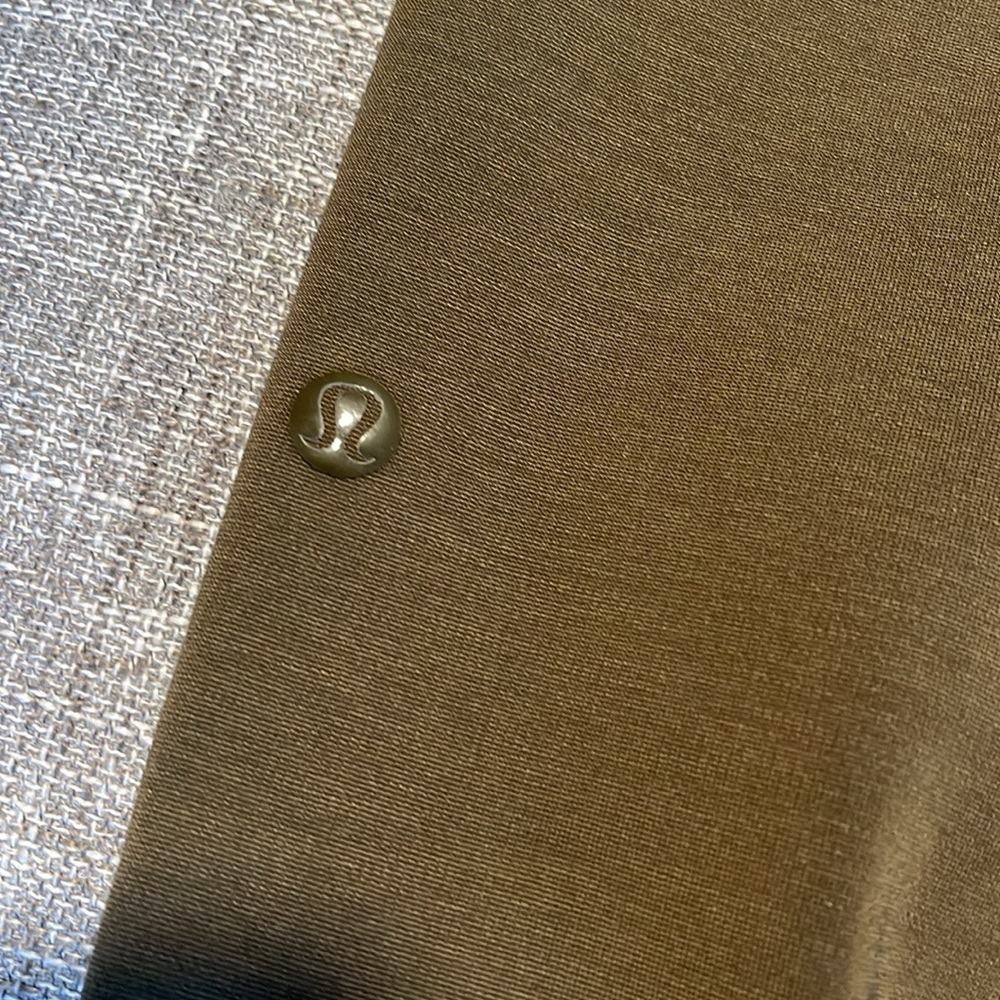 Lululemon olive green pants back zippers, but in front - Picture 6 of 12